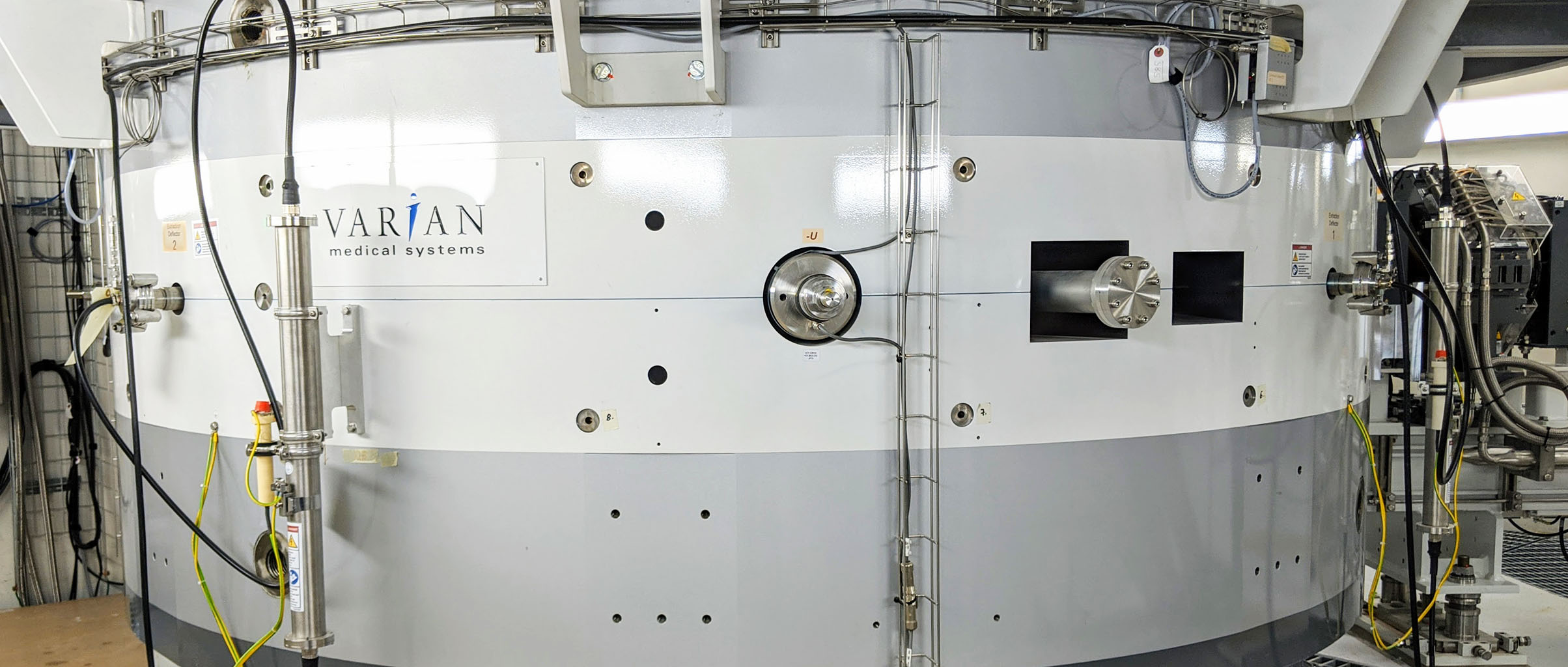 A wide shot view of the 90-ton cyclotron machine that powers proton therapy treatment.